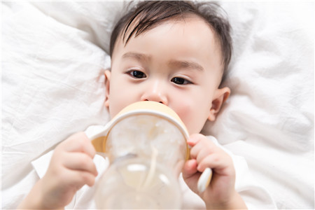 宝宝吐奶是对奶粉不耐受的症状吗