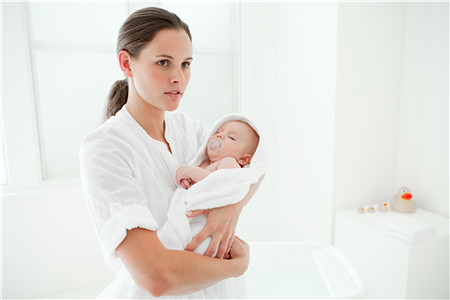 2个月的婴儿怎么检查对牛奶过不过敏