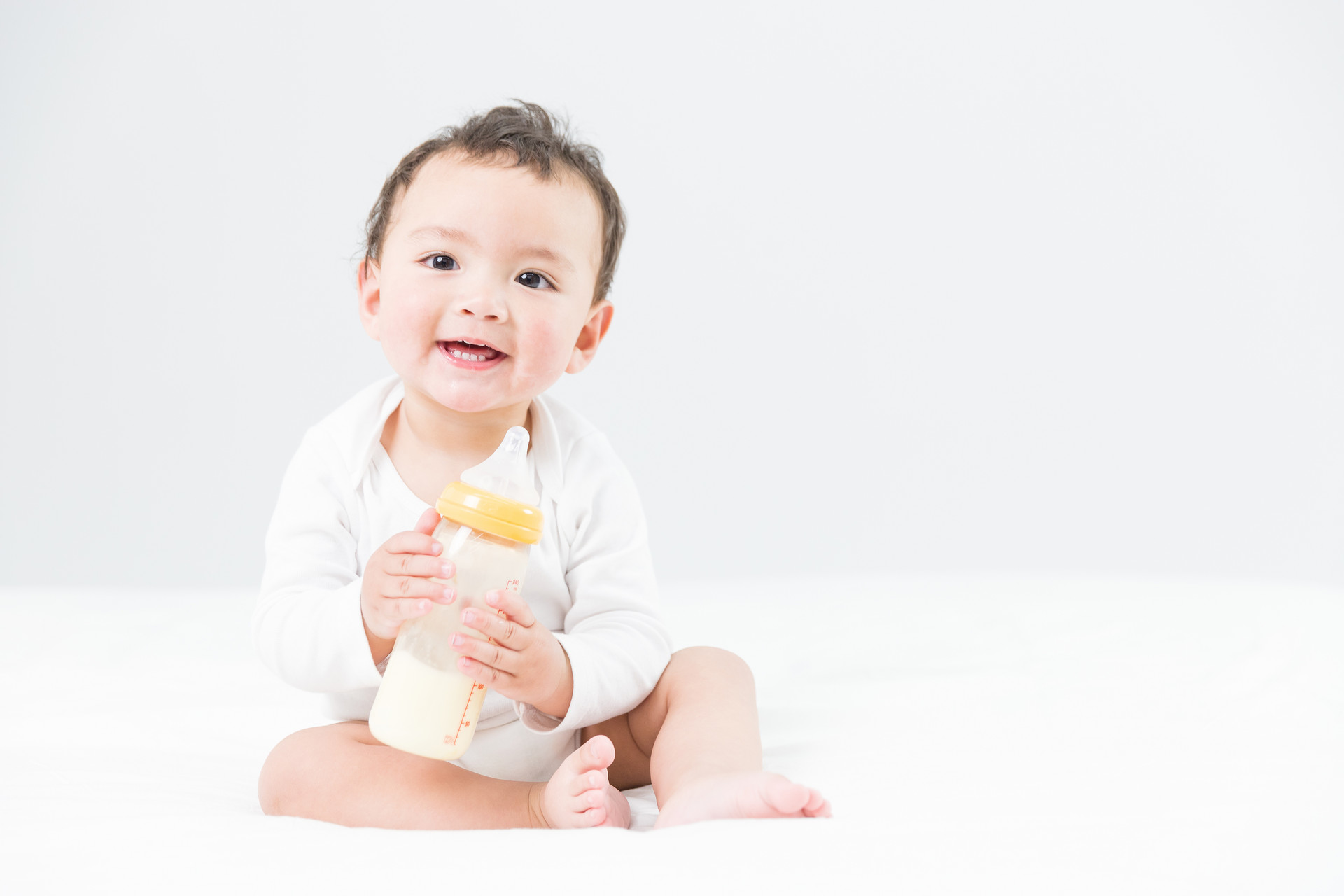 不同月龄宝宝奶瓶的容量、材质、奶嘴选择有讲究吗