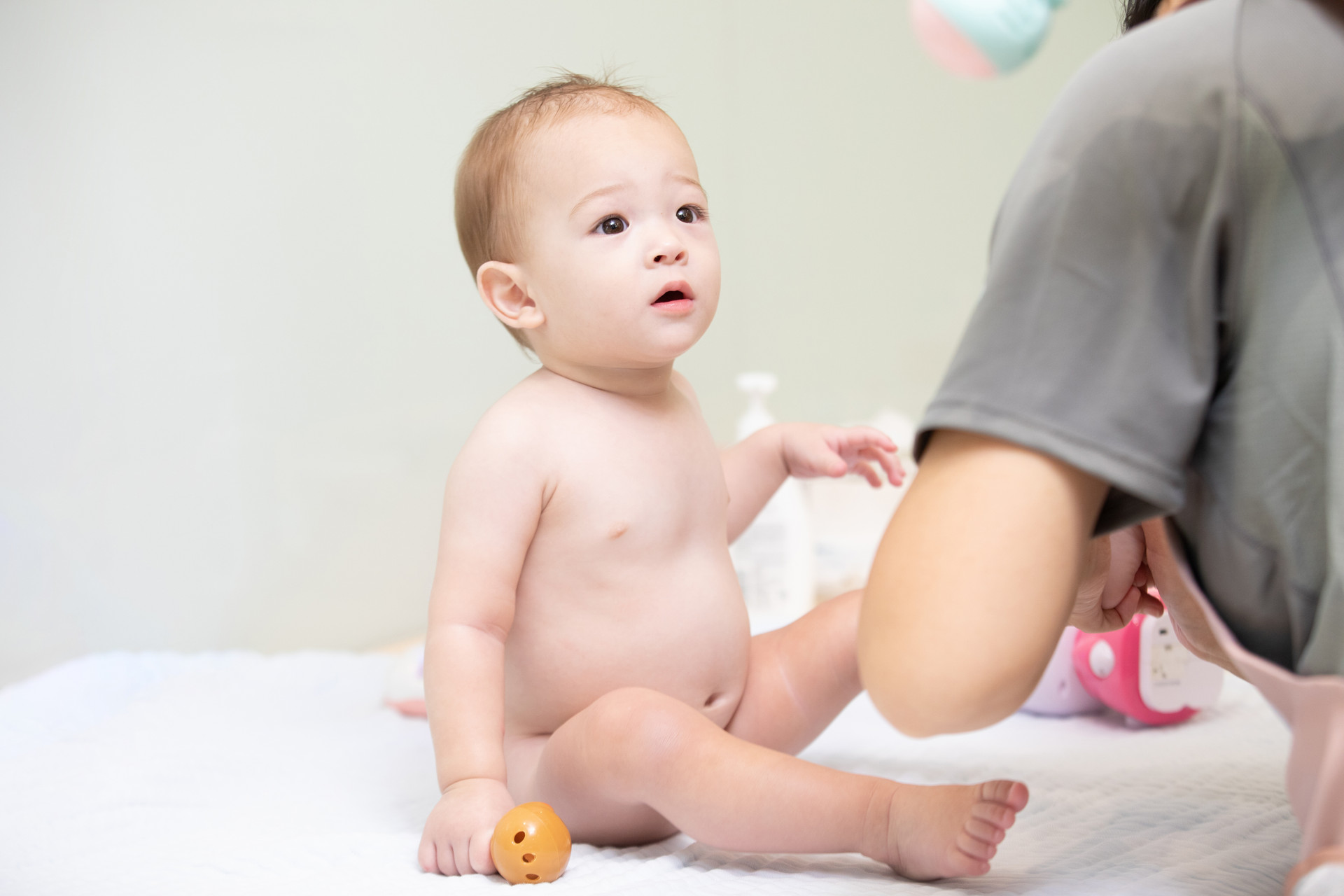 两个月宝宝脐疝越来越大怎么办