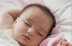 宝宝是该分床睡OR同床睡？