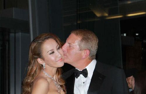 李玟离婚了？李玟否认离婚传闻，笑言准备周年派对