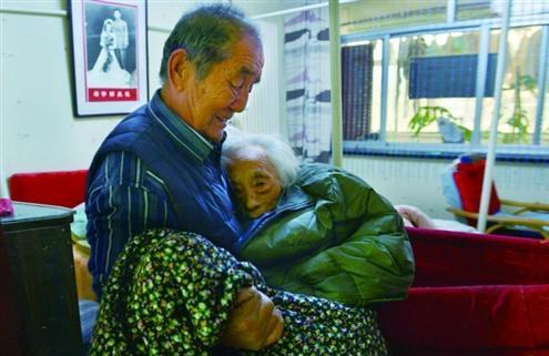 七旬老人自造爱情电梯 盘点十大感人爱情故事