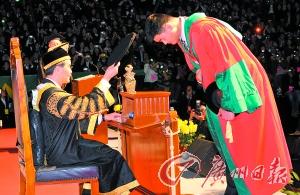 香港大学授予姚明名誉博士学位 姚明港大谈家庭生活（视频）