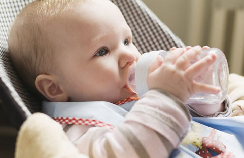 新生儿呛奶的正确急救方法