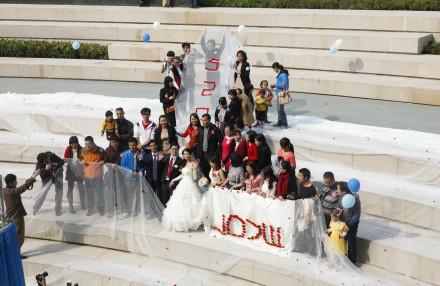新娘520米婚纱：新郎自制520米婚纱迎娶新娘（图）