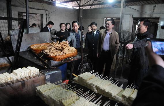 2012食品安全事件：用地沟油炸豆腐串被查