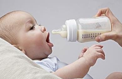 宝宝呛奶的几个急救措施