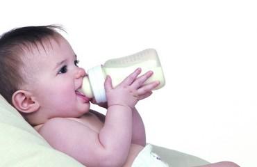 宝宝辅食添加牛奶时需谨慎