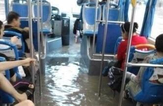临沂大雨袭击城区 近八成公交车停运商铺被淹(图)