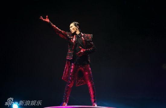 萧敬腾上海演唱会开票日遭遇海葵“调侃”