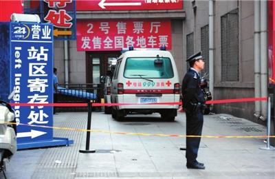 北京火车站售票厅内一男一女排队买票遇害
