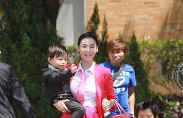 张柏芝携子参加弟弟张豪龙婚礼 张豪龙奉子成婚（图）