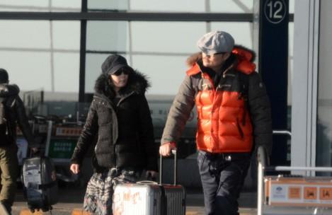 刘若英老公钟小江与妻子齐亮相 夫妻俩甜蜜返豪宅