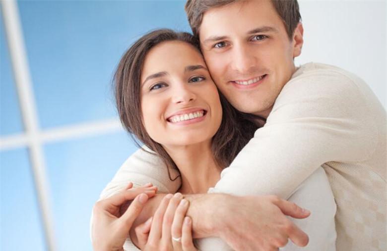 白冰曝结婚照宣布结婚 老公为新晋男模丁一