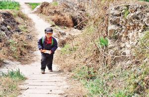 男孩5岁起独自照顾瘫痪爸爸 9岁仅1米2高