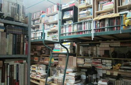 复旦学霸宿舍书籍堆满寝室 堪比小型图书馆