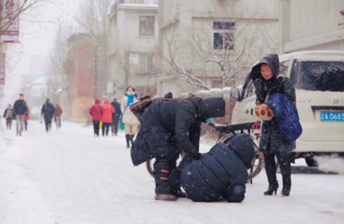 沈阳大爷雪中被撞倒：我有医保，你上班去吧