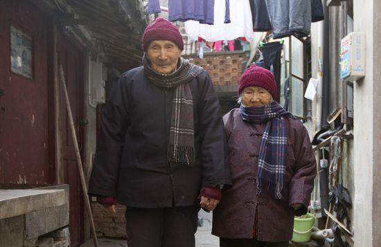 百岁老人穿情侣装走红网络 结婚83年从未吵过架(视频)