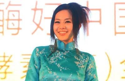 苍井空成都捞金秀书法 亮相8分钟写了4个字抱走1000万