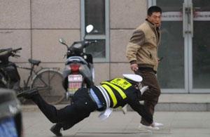 交警飞扑哥：沈阳交警王鑫飞扑无照摩托男（图）