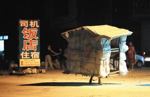 柳州蜗牛哥：把房子从打工地扛回家（图）