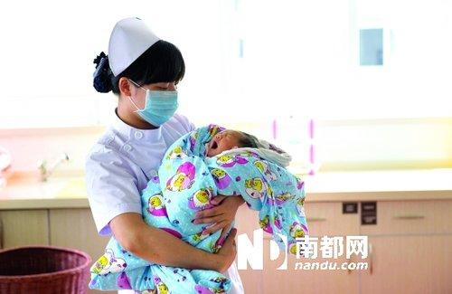 深圳南山新生男婴被遗弃在公厕 获救后无恙（图）