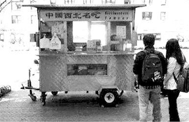 洛阳大叔美名校门前卖肉夹馍 日赚800美元