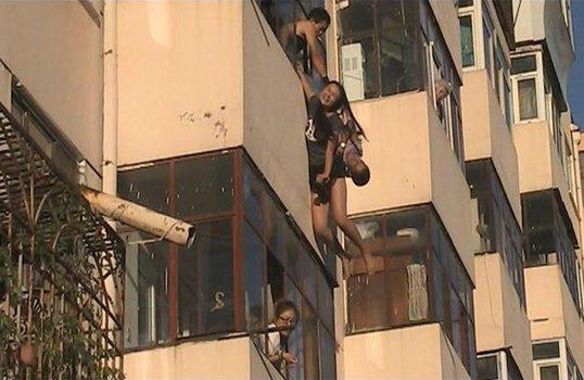 中国好邻居拽住5楼坠下的女子