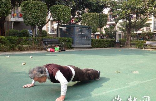 80岁篮球奶奶投篮命中率近70% 每天做150次俯卧撑
