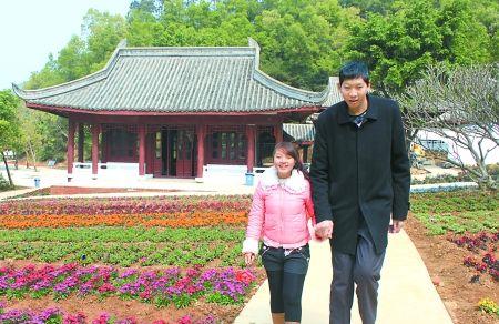 2.26米小伙公开征婚 找到1.56米女友