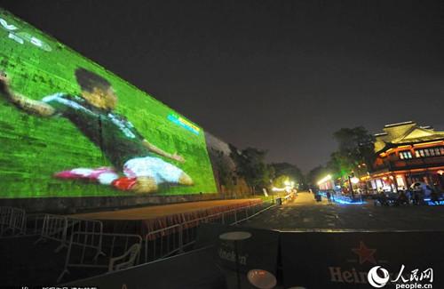 南京600年明城墙上演世界杯足球赛