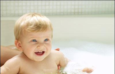 给新生儿洗澡，你真的会洗吗?