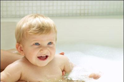 给新生儿洗澡，你真的会洗吗?