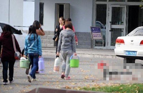 乌鲁木齐女大学生厕所产子后身亡!