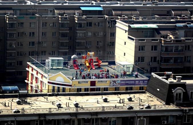 北京出现“空中”幼儿园 数十幼儿楼顶玩耍