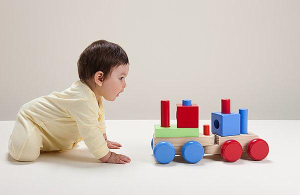 10-12个月宝宝适合玩什么玩具?