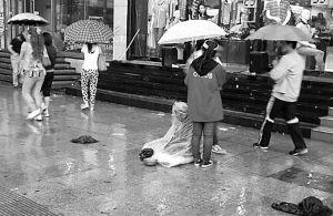 女孩曹笛上班时为乞丐撑伞被开除，你怎么看?