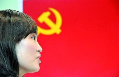 “最美女教师”张丽莉七一病房内宣誓入党(图)