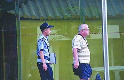 济南泳池内扔飞五岁娃外籍男子为山东财大外教