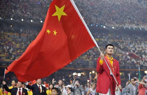 易建联成伦敦奥运会中国代表团旗手 盘点历届中国旗手