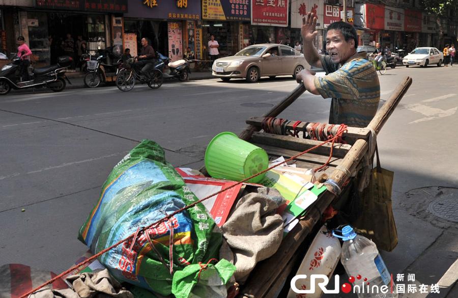 [组图]收破烂老汉跪地求免赔 交警温情处理单感人至深