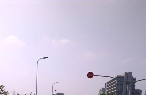 上海浦东新区金科路路面塌陷 出现直径约三四米的大坑
