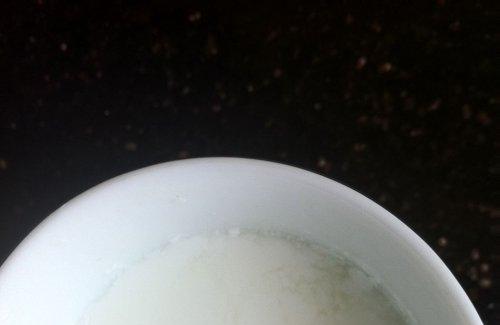 光明牛奶最新事件：致优牛奶加热变豆腐花状 微波炉里爆炸