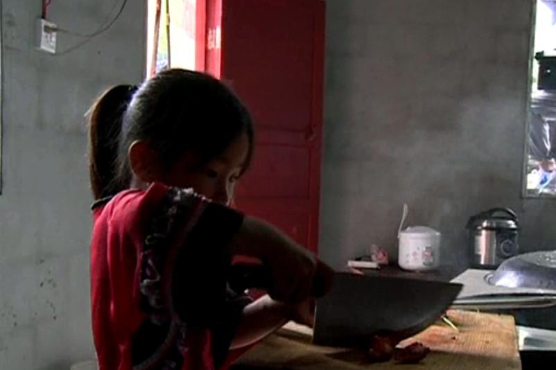 五岁女童劈柴做饭 《老爸老妈看我的》聚焦留守儿童