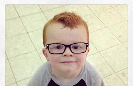 4岁Noah戴眼镜怕丑获上万网友拍照安慰