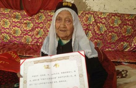 128岁维吾尔族老奶奶开网店卖哈密瓜
