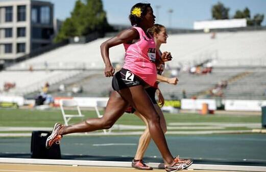 美国田径女运动员怀孕34周仍参加田径锦标赛