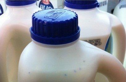光明牛奶惊现蓝色颗粒物