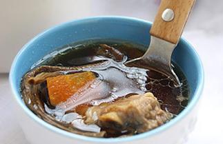 广东特色小吃：茶树菇炖排骨